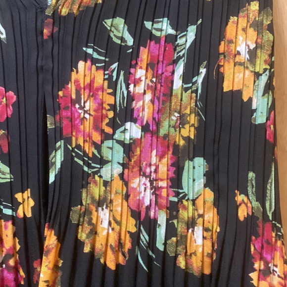 Sleeveless V-neck flowy Top - floral - Picture 3 of 5